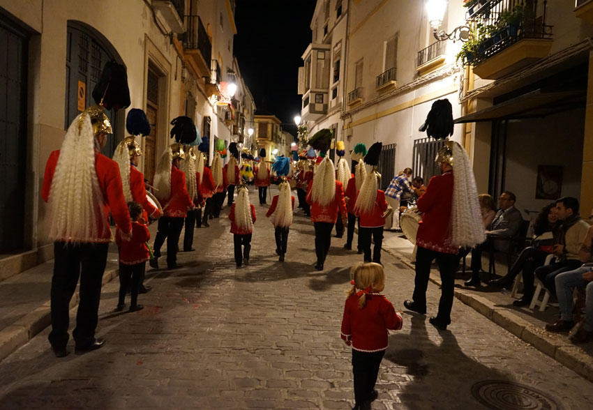 Calle de Baena con judíos coliblancos desfilando