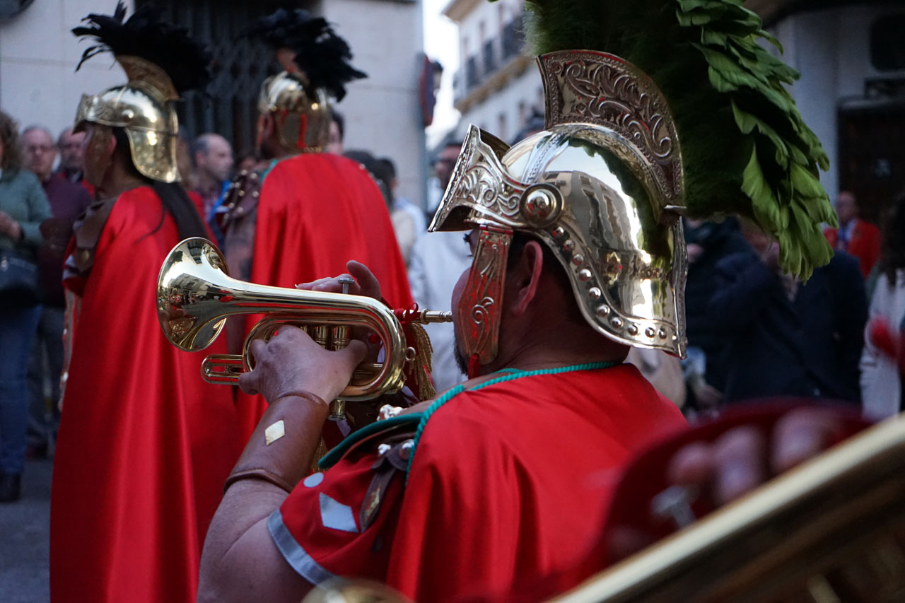Trompetero desfilando y tocando la trompeta