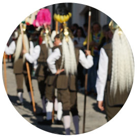 Sayones, Soldados romanos que se caracterizan por su vestimenta militar.