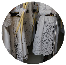 Trajecillos blancos, la indumentaria cofrade más característica de la Semana Santa.